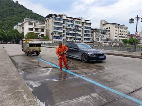 遂昌县环境卫生服务中心开展路面污渍专项整治工作