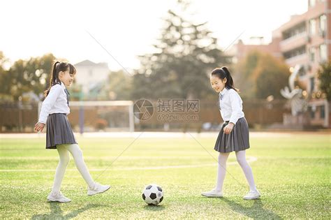 甜美女生踢足球头像