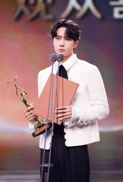 王一博荣获第30届中国电视金鹰奖观众喜爱的男演员奖_TOM明星