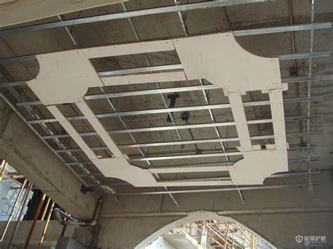 客厅四周吊顶施工步骤，客厅吊顶安装流程（一）_保驾护航装修网
