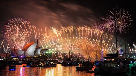 New Year’s Eve celebrations LIVE: Fireworks in Sydney as first ...
