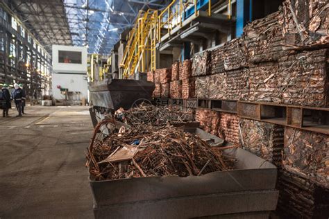 准备在铜冶炼厂回收的废铜高清图片下载-正版图片503756496-摄图网