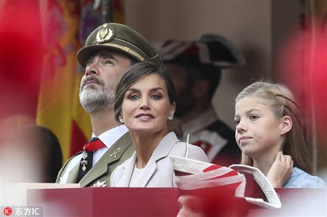 西班牙举行国庆阅兵仪式 高颜值小公主抢镜