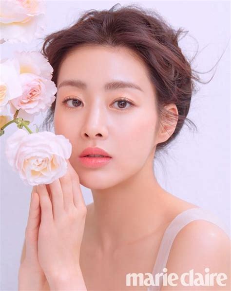 韩国女艺人姜素拉拍杂志照尽展清纯优雅魅力