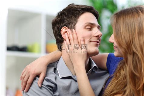 漂亮女人用爱抚摸着男友的脸颊高清摄影大图-千库网