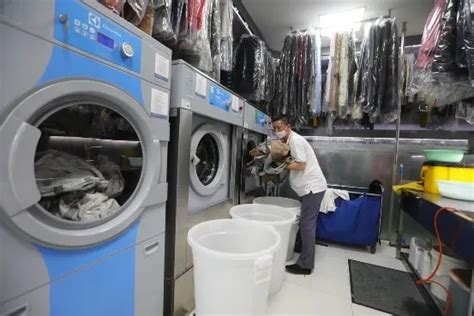 现代干洗店工人穿着衣高清图片下载-正版图片503755155-摄图网