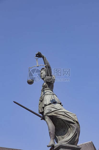 德国法兰克福罗默前的正义女神像高清图片下载-正版图片504429999-摄图网