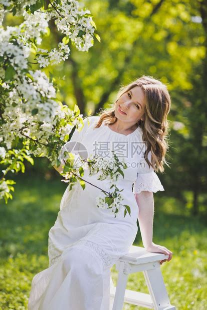 身着白衣的女孩睡在美丽花园里高清图片下载-正版图片307143374-摄图网