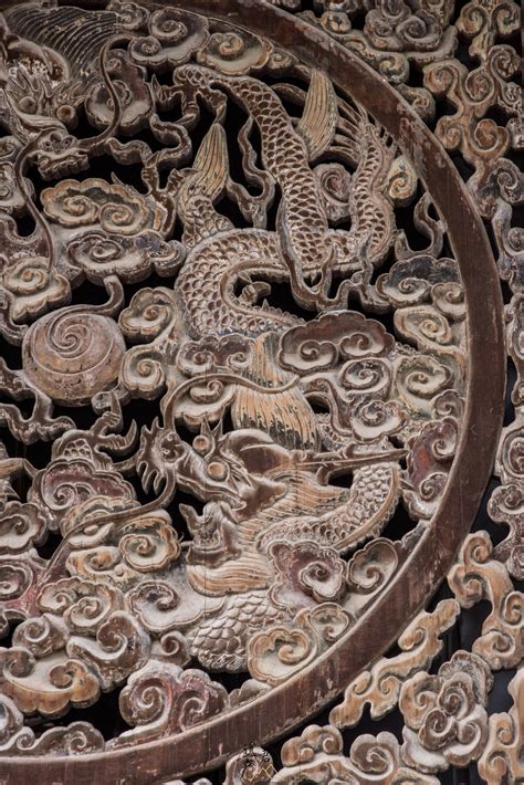 天水伏羲庙的双龙戏珠纹木雕门扇