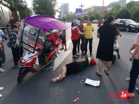 石门：下班途中遇车祸，护士抢救伤者后悄然离开_社会民生_石门新闻网
