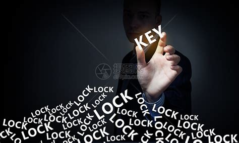 找正确的钥匙男手着关键的发光词用手指高清图片下载-正版图片300354906-摄图网