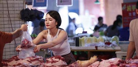 买猪肉时，猪肉不停地渗血水是怎么回事？猫腻太多，不要再上当了