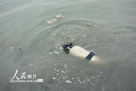 游客手机掉落杭州西湖 潜水员探湖寻找--图片频道--人民网