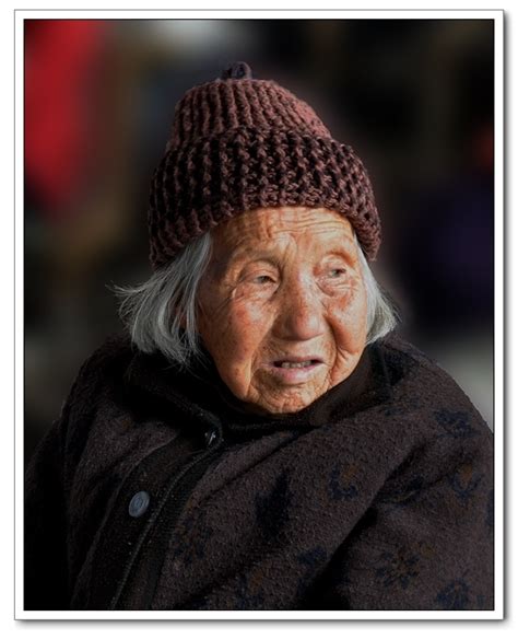 一位穿着毛皮斗篷和帽子的复古老妇人的半长肖像高清图片下载-正版图片503996201-摄图网