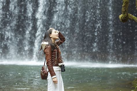 站在瀑布前的女性摄影师高清图片下载-正版图片502071548-摄图网