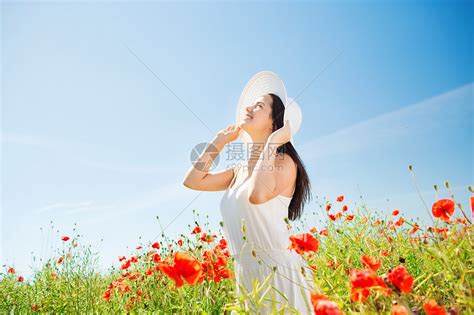 幸福,自然,夏天,假期人的微笑的轻女人戴着草帽仰望田高清图片下载-正版图片300822158-摄图网