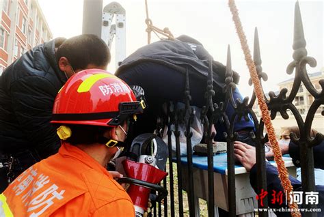 河南许昌：开学首日学生翻越栅栏被困 消防队员立即赶赴现场救援