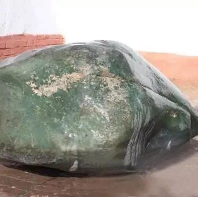 新疆牧民捡到一块从天而降的石头，估价8000万元！我是该安静的上班还是去捡石头！_凤凰网