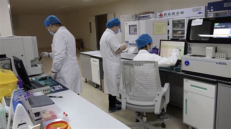 探访杭州核酸检测点：排队高峰多在夜间 医院24小时运转-神州快讯网