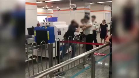 视频-上海一安检员与乘客因开包检查发生冲突，警方：安检员已停职_手机新浪网