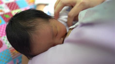 母亲给婴儿喂奶视频素材_ID:VCG42N1139673156-VCG.COM