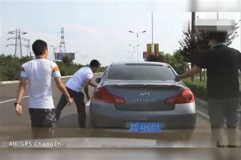 近日，在陕西咸阳的高速路收费站前的打架视频火爆网络……_新浪新闻