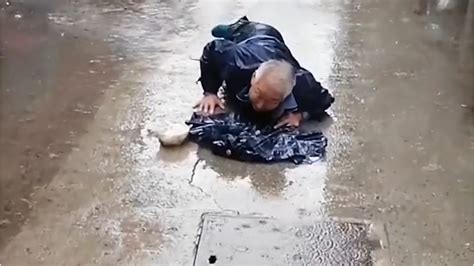 男子下大雨遇老人摔倒，拍视频取证后扶起老人将其送回家_新浪新闻