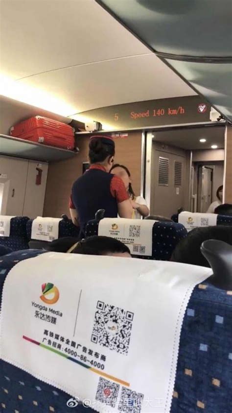 网传高铁女乘客拒检票气哭乘务员，武汉铁路：正在核实情况__凤凰网
