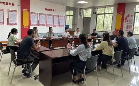 赵乡长、驻村第一书记曹清斌在南林召开脱贫攻坚等各项工作部署会。