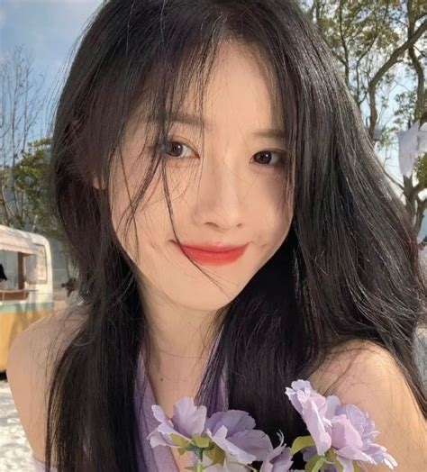 黑直发发型甜美女生头像