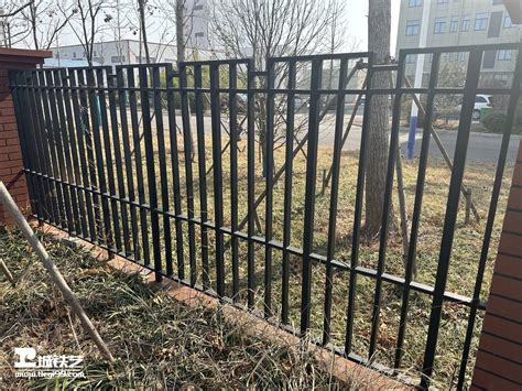 锌钢铁艺围墙护栏@蒙城锌钢铁艺围墙小区护栏怎么安装? - 知乎