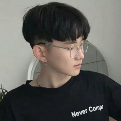 甜美女生头像眼镜男生