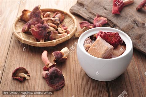 红菇鸭肉汤,中国菜系,食品餐饮,摄影素材,汇图网www.huitu.com