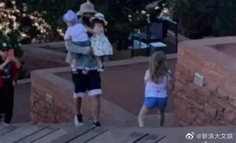 网友偶遇张恒带儿女出行 一手抱一个孩子略显吃力_新浪图片