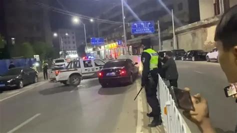 警方通报18岁男子驾车冲卡撞警车被抓_凤凰网视频_凤凰网