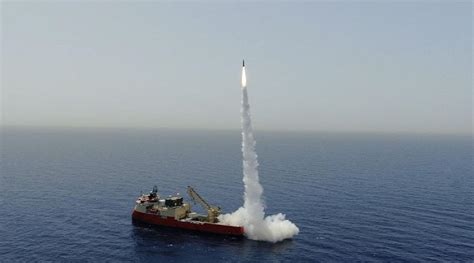 伊朗导弹穿上了“裙子”，打击距离1800公里，美国航母逃跑了