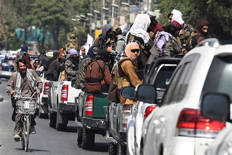 塔利班成员街头巡逻 庆祝阿富汗独立日
