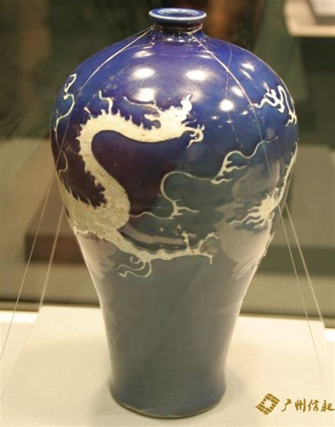 北京市公园管理中心-颐和园文物菁华-瓷器-蓝釉白龙纹梅瓶