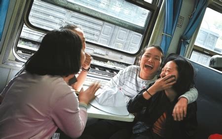 妈妈和两个女儿乘坐电动火车，孩子们看着窗外高清摄影大图-千库网