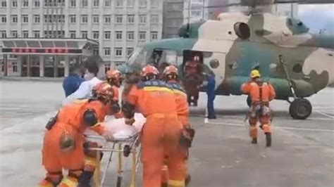 四川甘孜：救援人员用直升机将被困人员转移_七环视频_澎湃新闻-The Paper