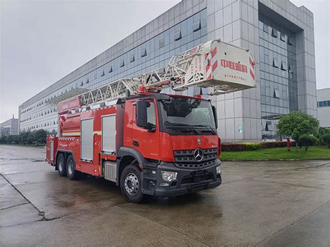 半挂云梯车是特色 解析北美各类型高空救援消防车 重型车网传播卡车文化 关注卡车生活