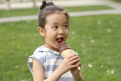 小女孩吃冰淇淋,,,摄影,汇图网www.huitu.com
