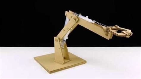 手工达人自制纸板机械臂，制作原理很简单，不仅样子好看还实用！
