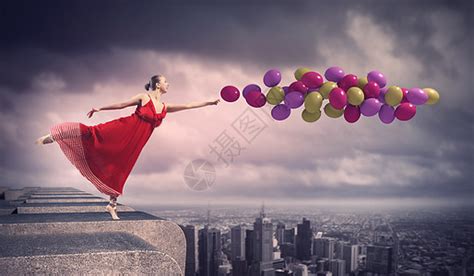 跳舞的女人穿着连衣裙芭蕾舞的轻女人用五颜六色的气球跳舞高清图片下载-正版图片300494654-摄图网