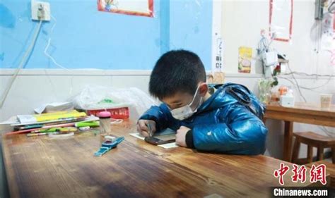 8岁男孩捡到“近一万个包子” 父母带其报警寻到失主凤凰网陕西_凤凰网