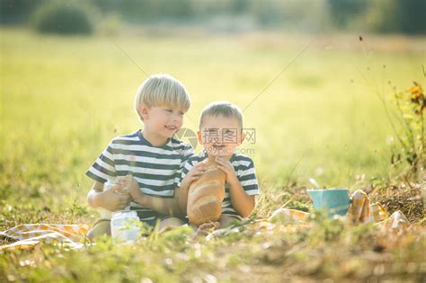可爱的孩子们喝牛奶吃面包高清图片下载-正版图片503851967-摄图网