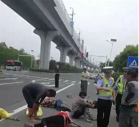 江苏连云港一女学生被公交车撞死 监控视频还原车祸真相！_视频_长沙社区通