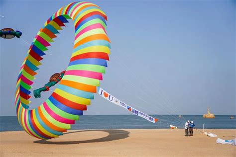 开封余店风筝文化节开幕 百米长巨型风筝飞天吸睛-国际在线