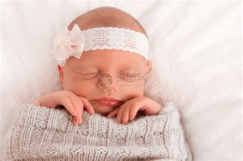 刚出生的婴儿睡在毯子上高清图片下载-正版图片502862908-摄图网