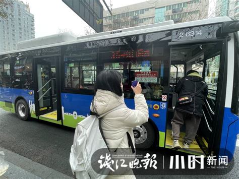 杭州公交车今日上新，满满亚运元素，一区一特色，快去偶遇吧 - 封面新闻